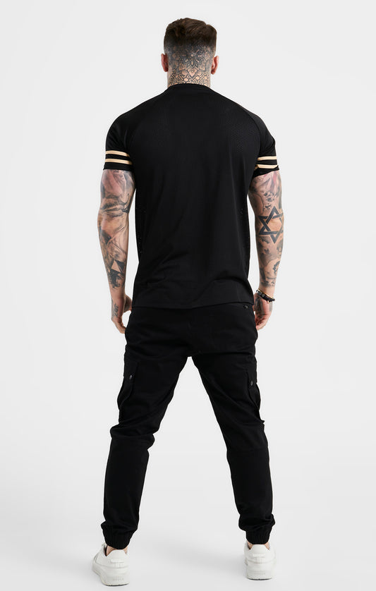 Camiseta deportiva SikSilk de malla - Negro y oro
