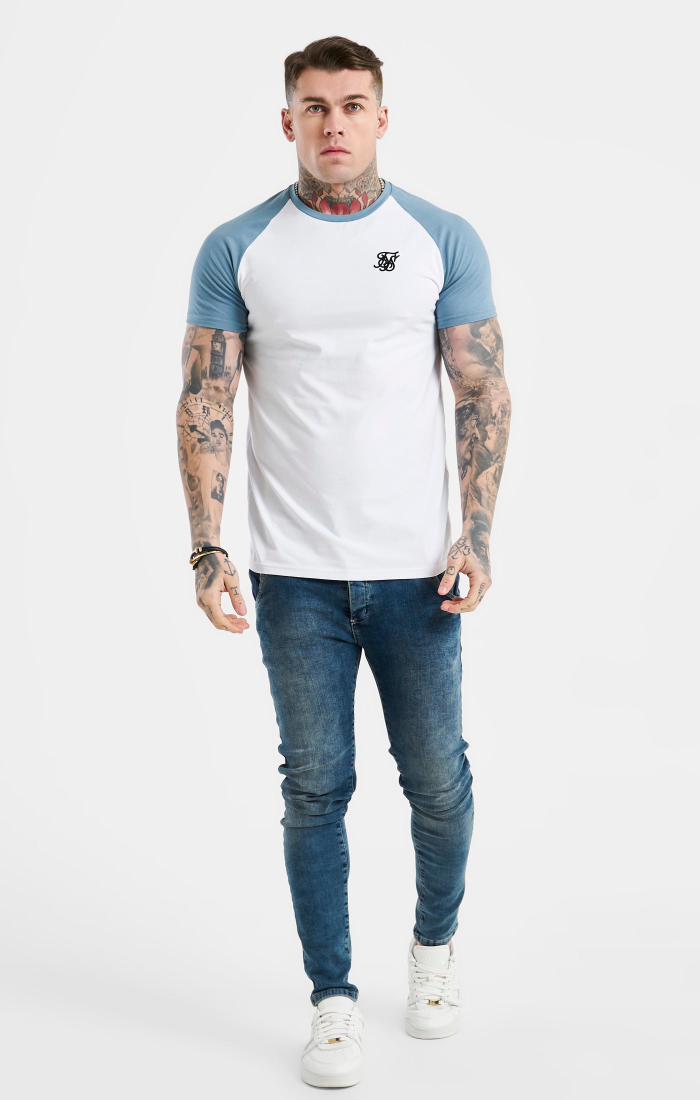 Cargar imagen en el visor de la galería, White Raglan Muscle Fit T-Shirt (2)