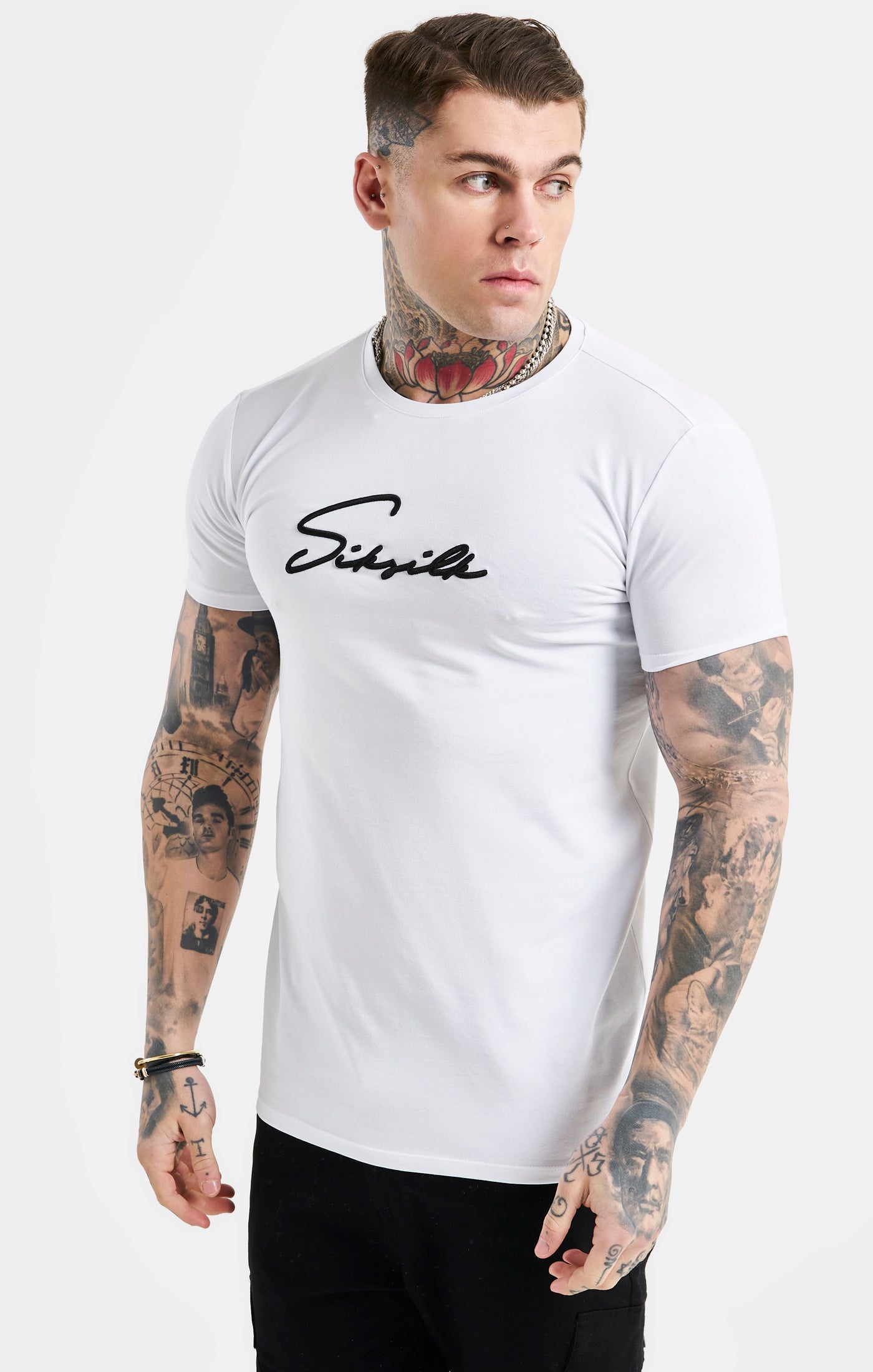 Cargar imagen en el visor de la galería, White Script Embroidery Muscle Fit T-Shirt