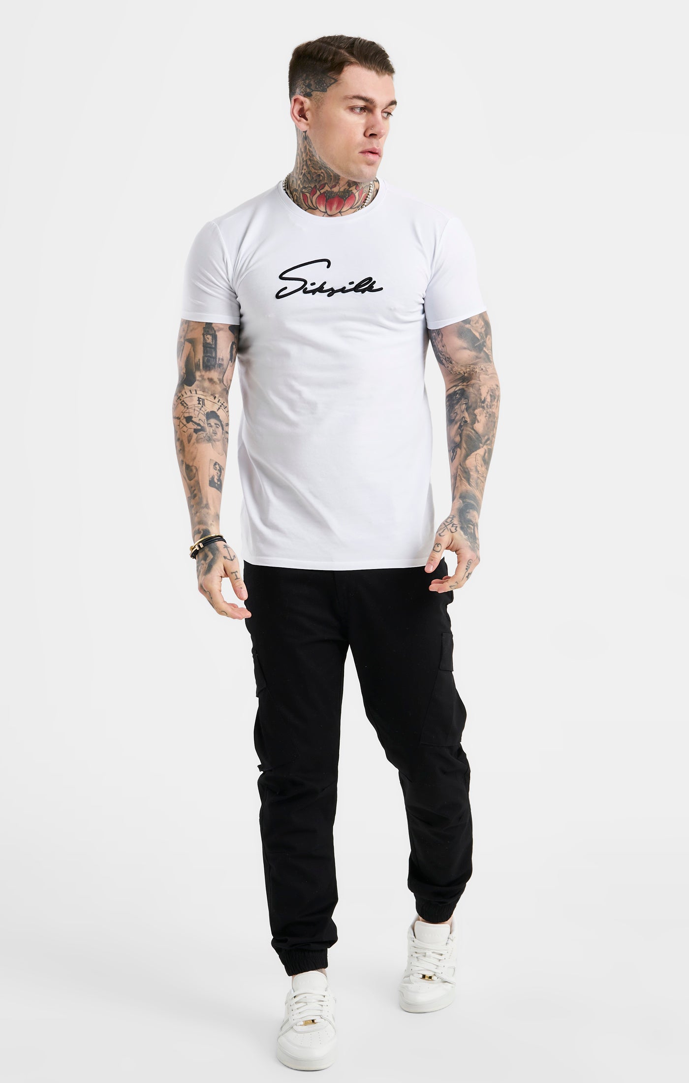 Cargar imagen en el visor de la galería, White Script Embroidery Muscle Fit T-Shirt (2)
