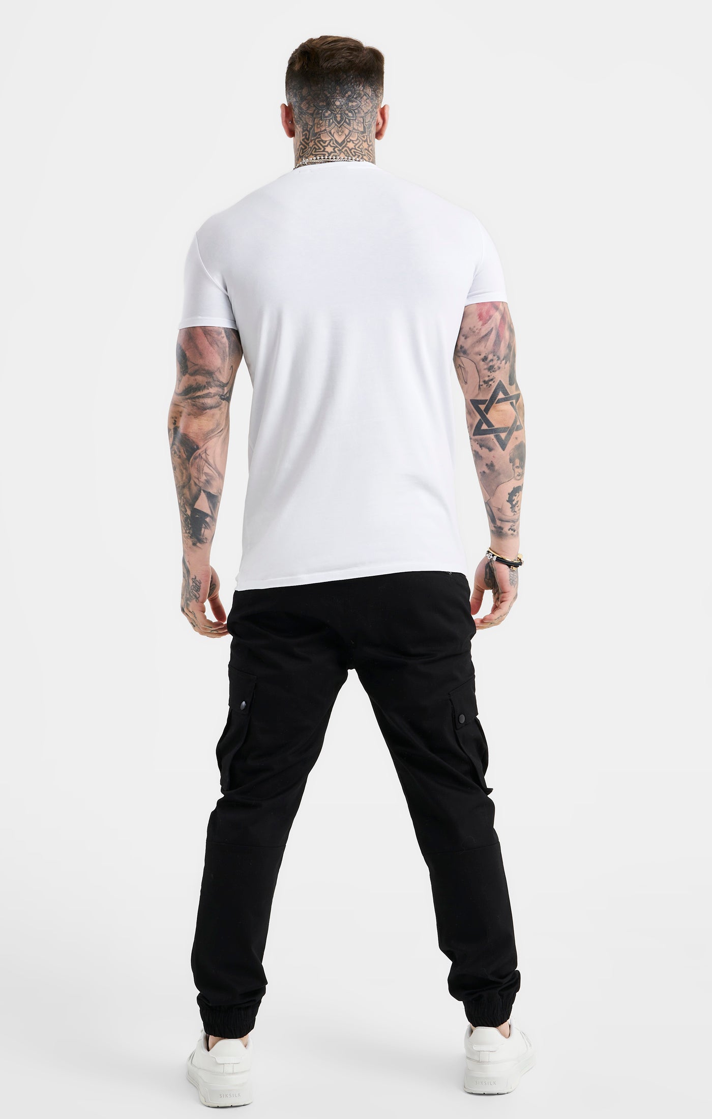 Laad de afbeelding in de Galerij viewer, White Script Embroidery Muscle Fit T-Shirt (4)
