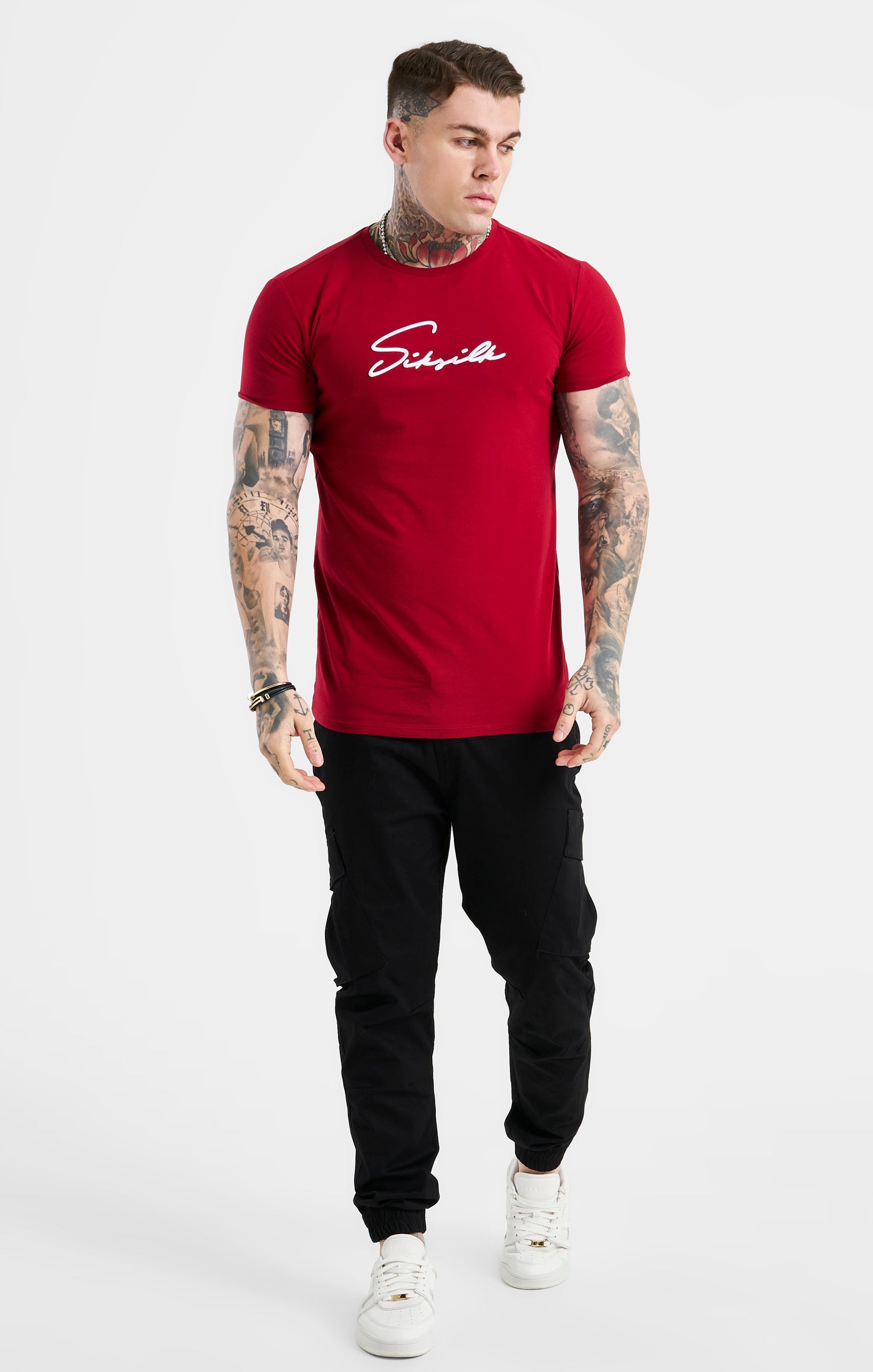 Cargar imagen en el visor de la galería, Red Script Embroidery Muscle Fit T-Shirt (2)