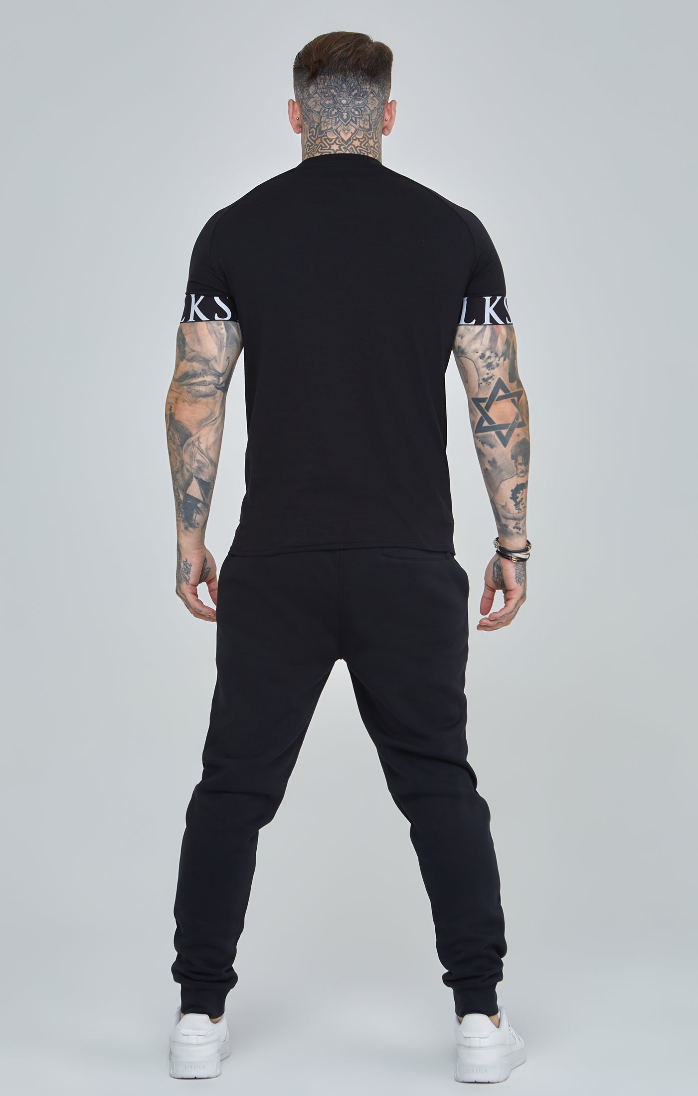 Cargar imagen en el visor de la galería, Black Essential Elastic Cuff Muscle Fit T-Shirt (4)
