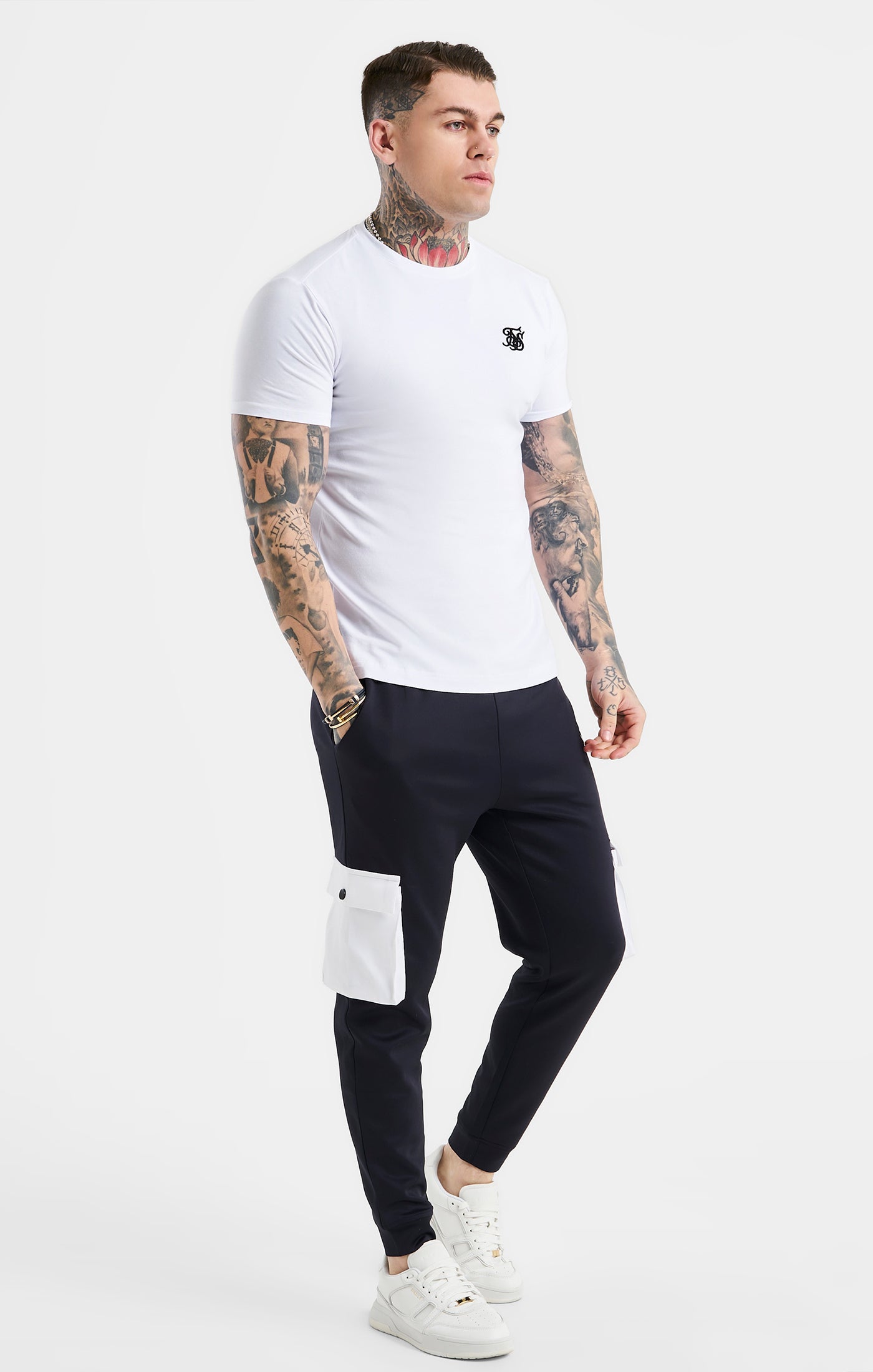 Laad de afbeelding in de Galerij viewer, White Essential Short Sleeve Muscle Fit T-Shirt (2)