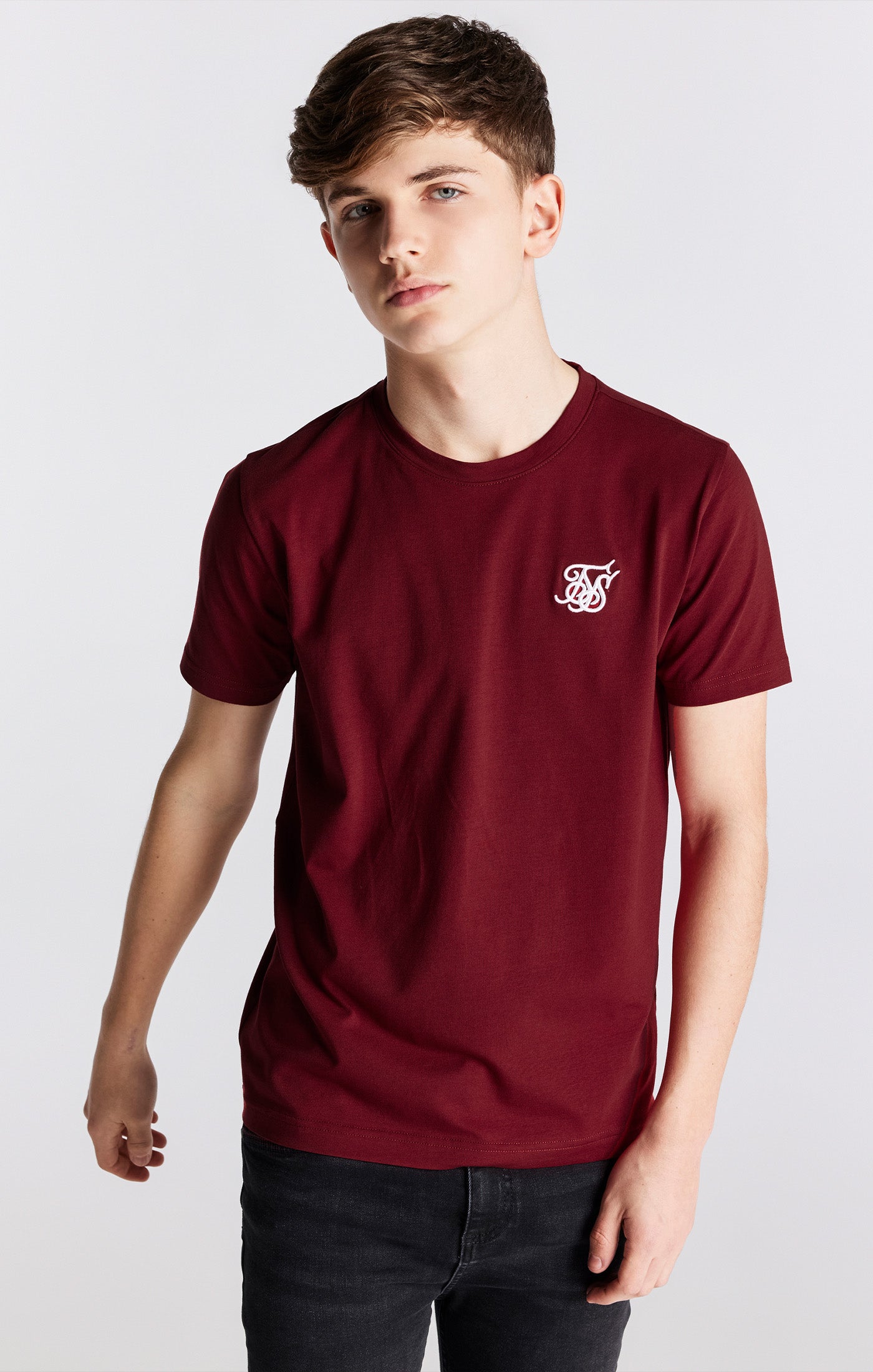 Laad de afbeelding in de Galerij viewer, Boys Burgundy Essentials Short Sleeve T-Shirt