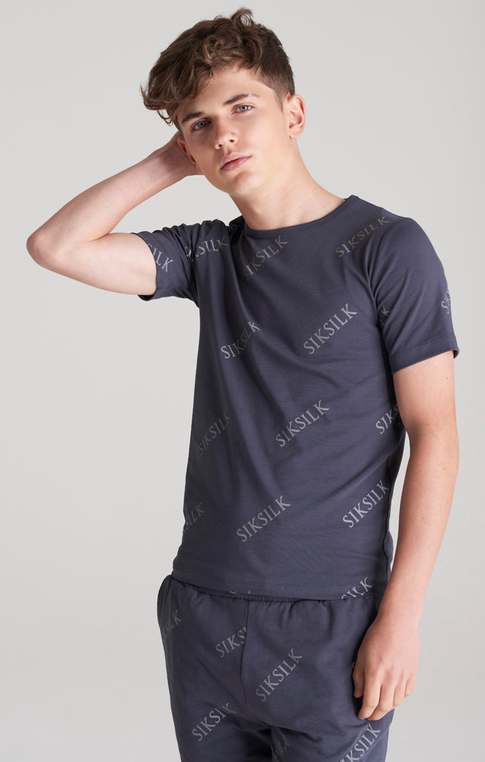 Laad de afbeelding in de Galerij viewer, Camiseta SikSilk con estampado completo de monograma - Gris