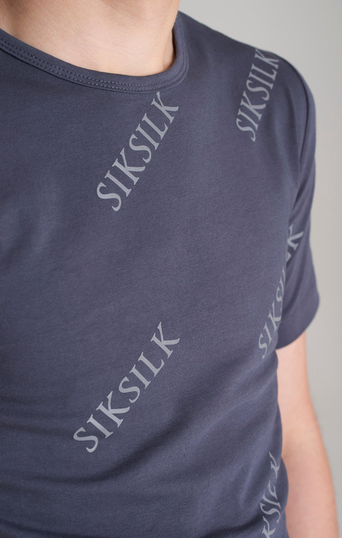 Laad de afbeelding in de Galerij viewer, Camiseta SikSilk con estampado completo de monograma - Gris (1)