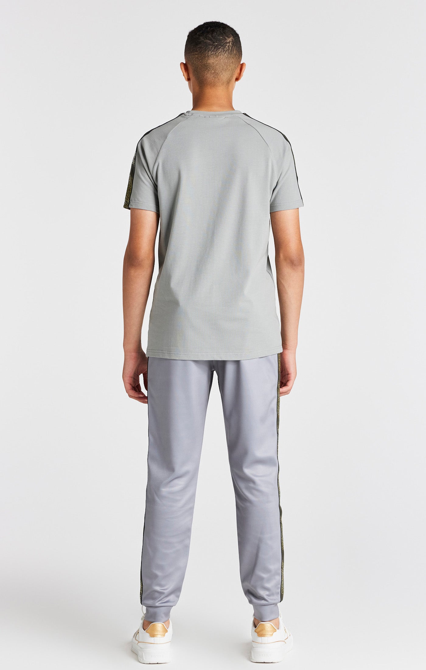 Cargar imagen en el visor de la galería, Boys Grey Taped Raglan T-Shirt (4)