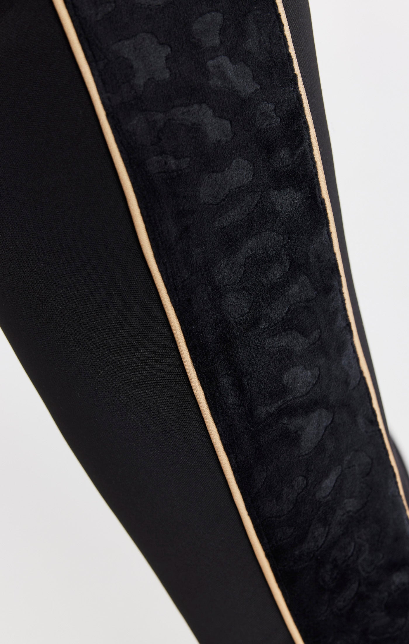 Laad de afbeelding in de Galerij viewer, SikSilk Velour Panelled Track Pants - Black (3)