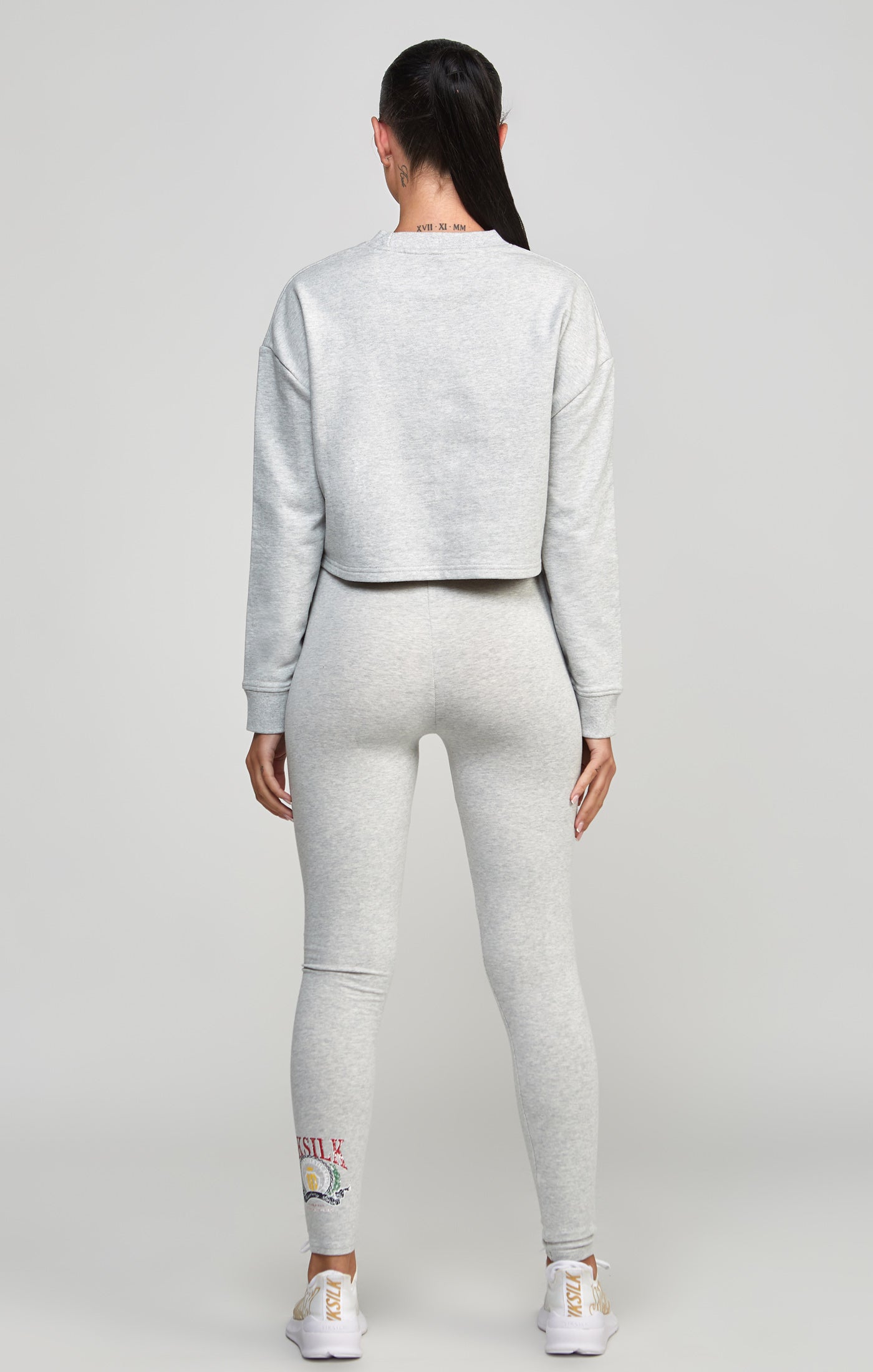 Laad de afbeelding in de Galerij viewer, Grey Marl Varsity Crop Sweatshirt (4)