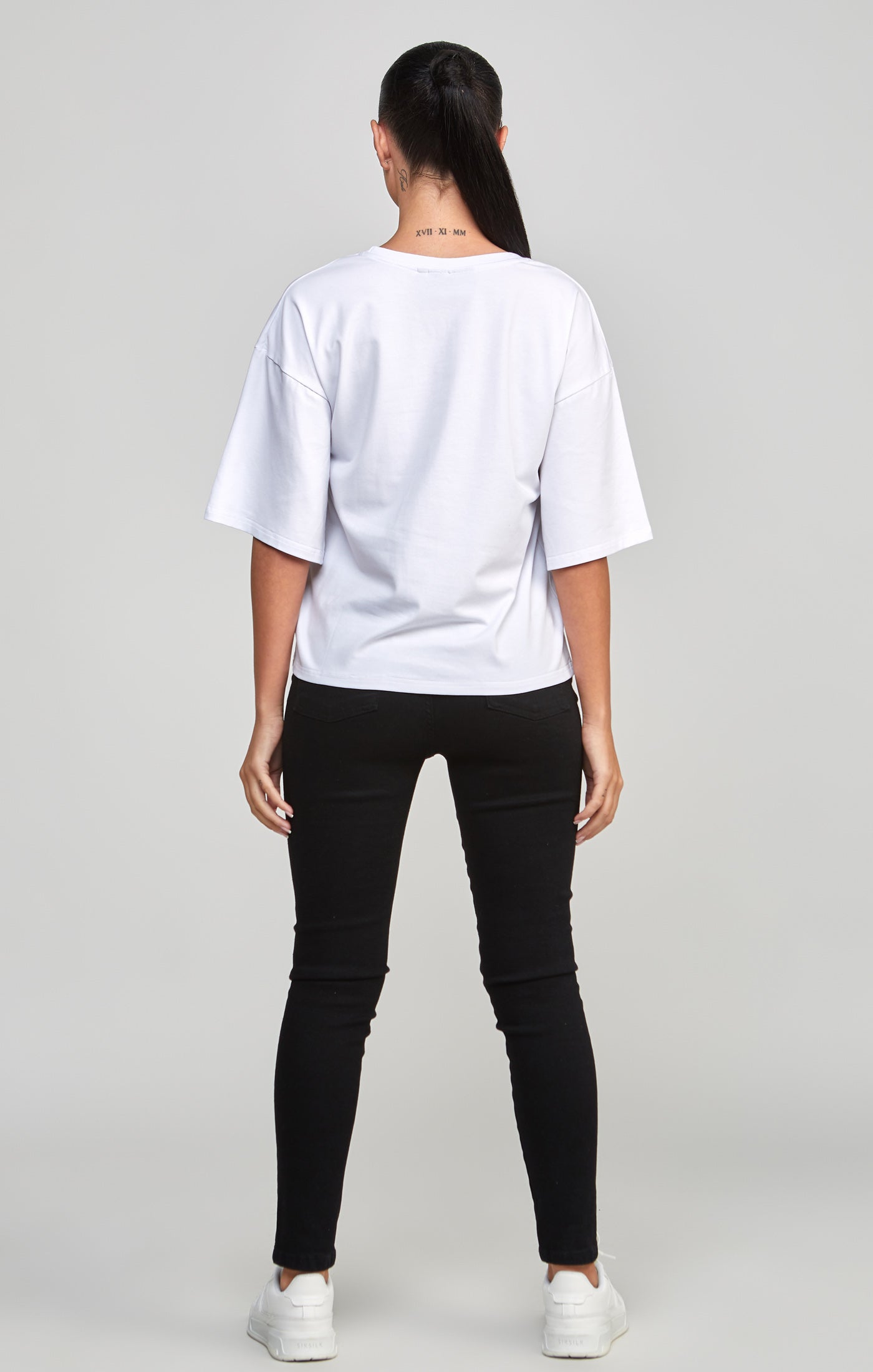 Cargar imagen en el visor de la galería, White Varsity Crop T-Shirt (4)